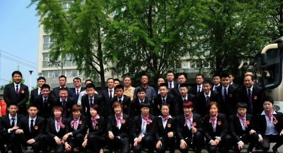 樊振东第一次出征世乒赛时大合照。2013年，16岁的樊振东是当时国乒参加世乒赛