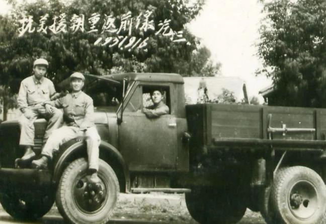 1951年，朝鲜战争中，一架美军飞机正向我志愿军一辆运输车猛烈开火。然而，让美军