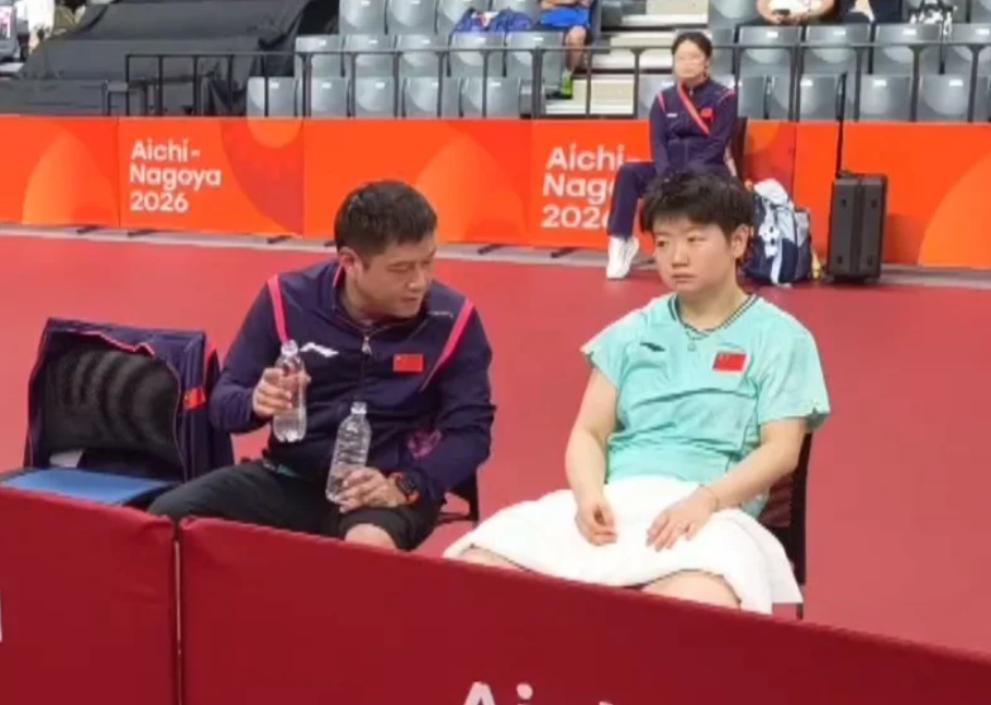 孙颖莎4:2拿下朱芊曦这场，为何这么难？莱维说：从局间的动作来看，莎莎太累了！