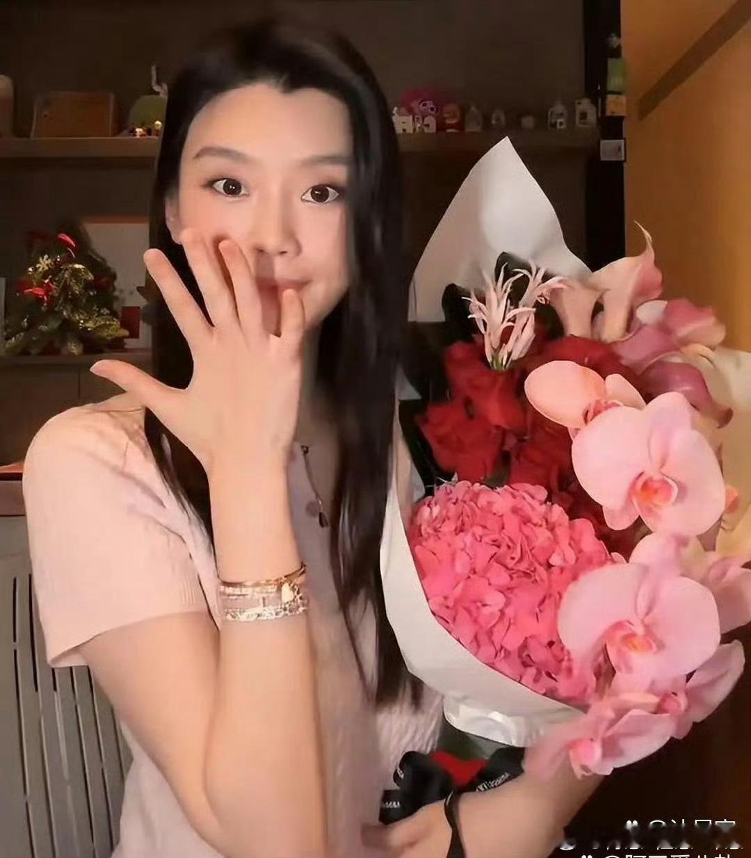 奚﻿梦瑶素颜‏出镜，我忍﻿‎不住感叹，一只手竟然能戴5条﻿﻿钻石手‏链？‏