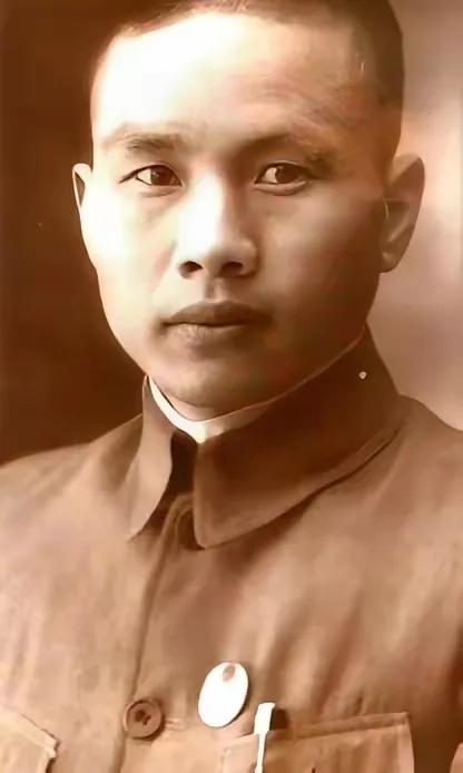 1948年，军统少将周镐突然人间蒸发，妻子认为他是远赴台湾，殊不知丈夫早已在19