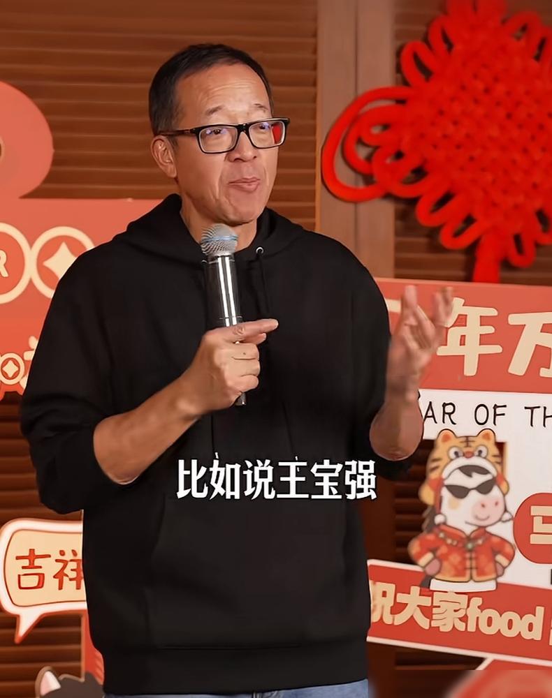 别再看那些在聚光灯下抹眼泪的伪善者了，看看这两个从泥土里长出来的硬骨头。王宝强坐