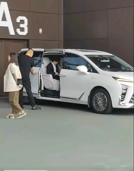 泪目！董宇辉电商大会退场画面太暖了，车窗挥手瞬间戳中人心董宇辉刚结束电商大