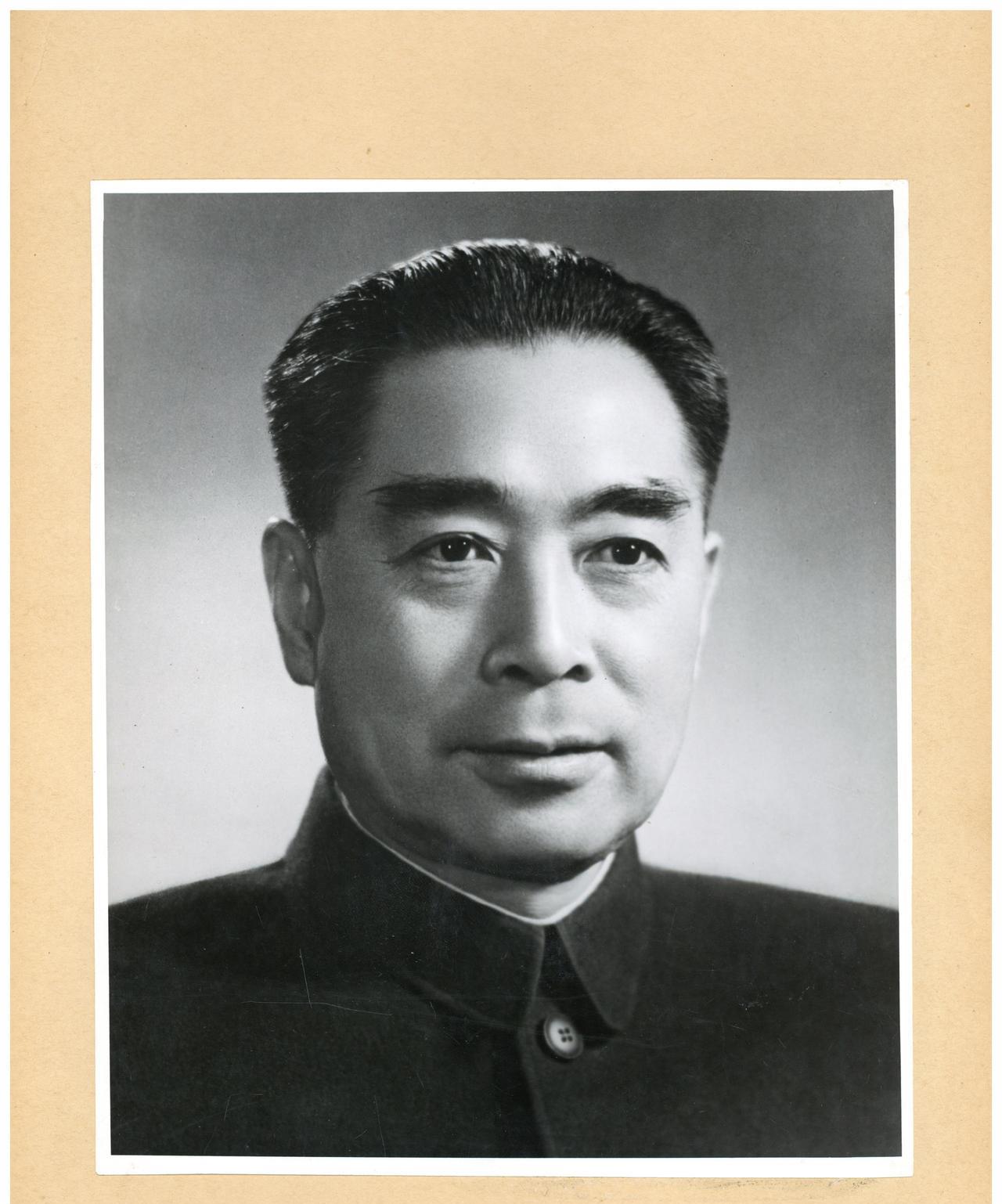 该怎么形容周总理的儒雅？在我看来他的儒雅是一种融东方传统君子品格与现代革命家风