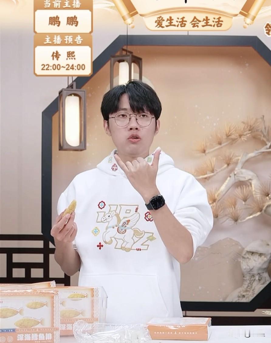 年轻人果然生龙活虎鹏鹏前天还在新疆跳舞呢今天已经回来上班了一点看不到疲态