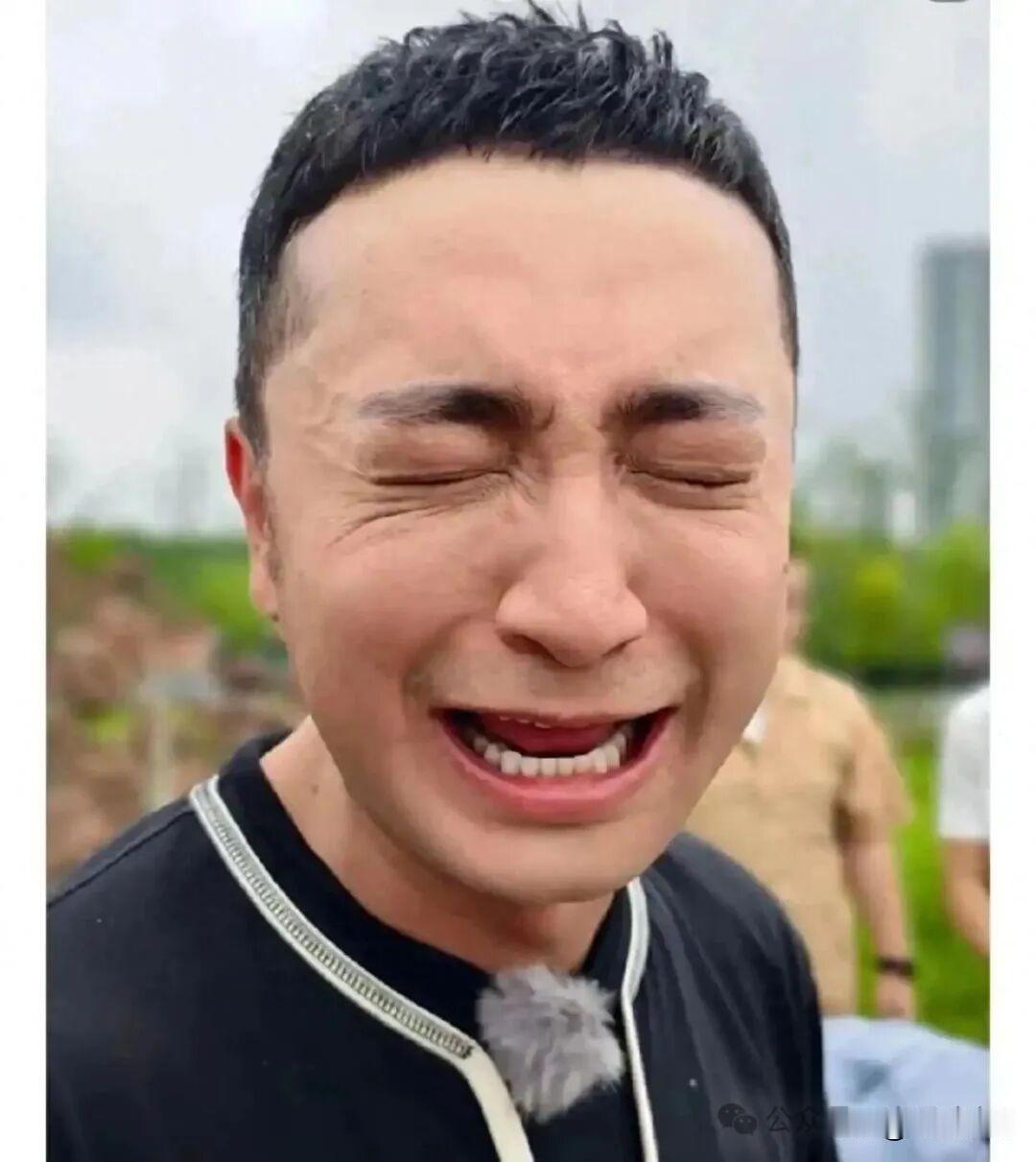 尼格买提在新疆给爸妈盖了栋千平别墅，蓝白外墙像童话城堡，里面羊毛地毯、水晶吊