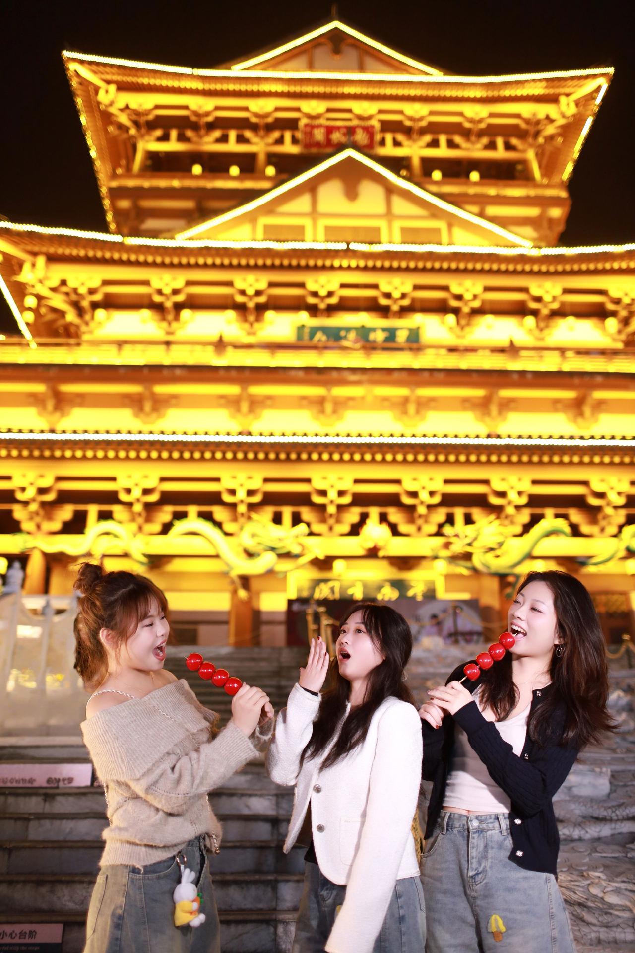 闺蜜三人，古镇打卡，随拍两张。我的旅拍足迹拍照姿势旅游景点一本正经游客照夜