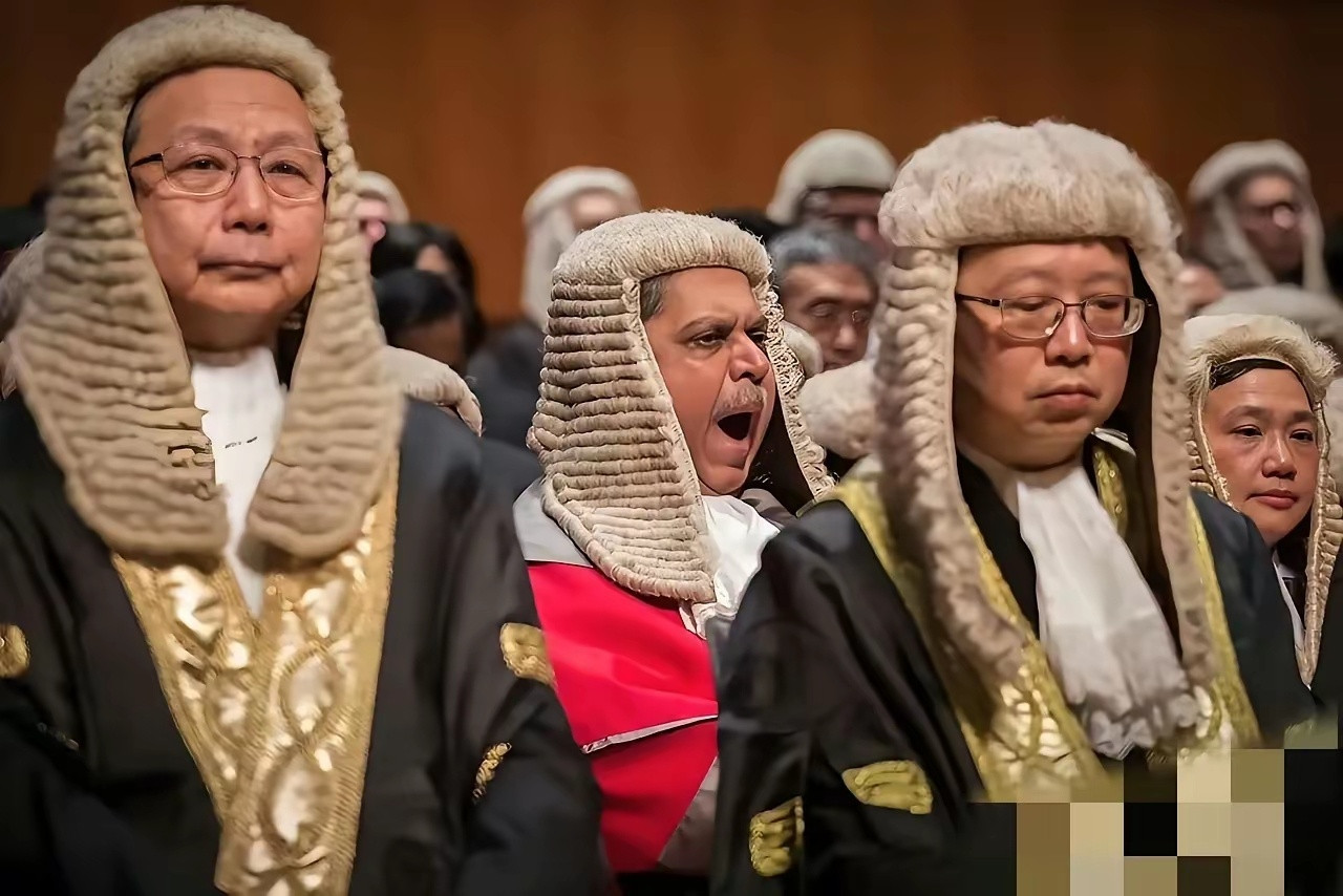 香港回归了，“去殖民”化行动还要继续。清理掉这些不伦不类的东西。