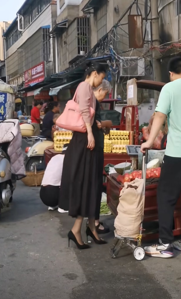 牵着丝袜高跟美女上菜市场，惬意的生活