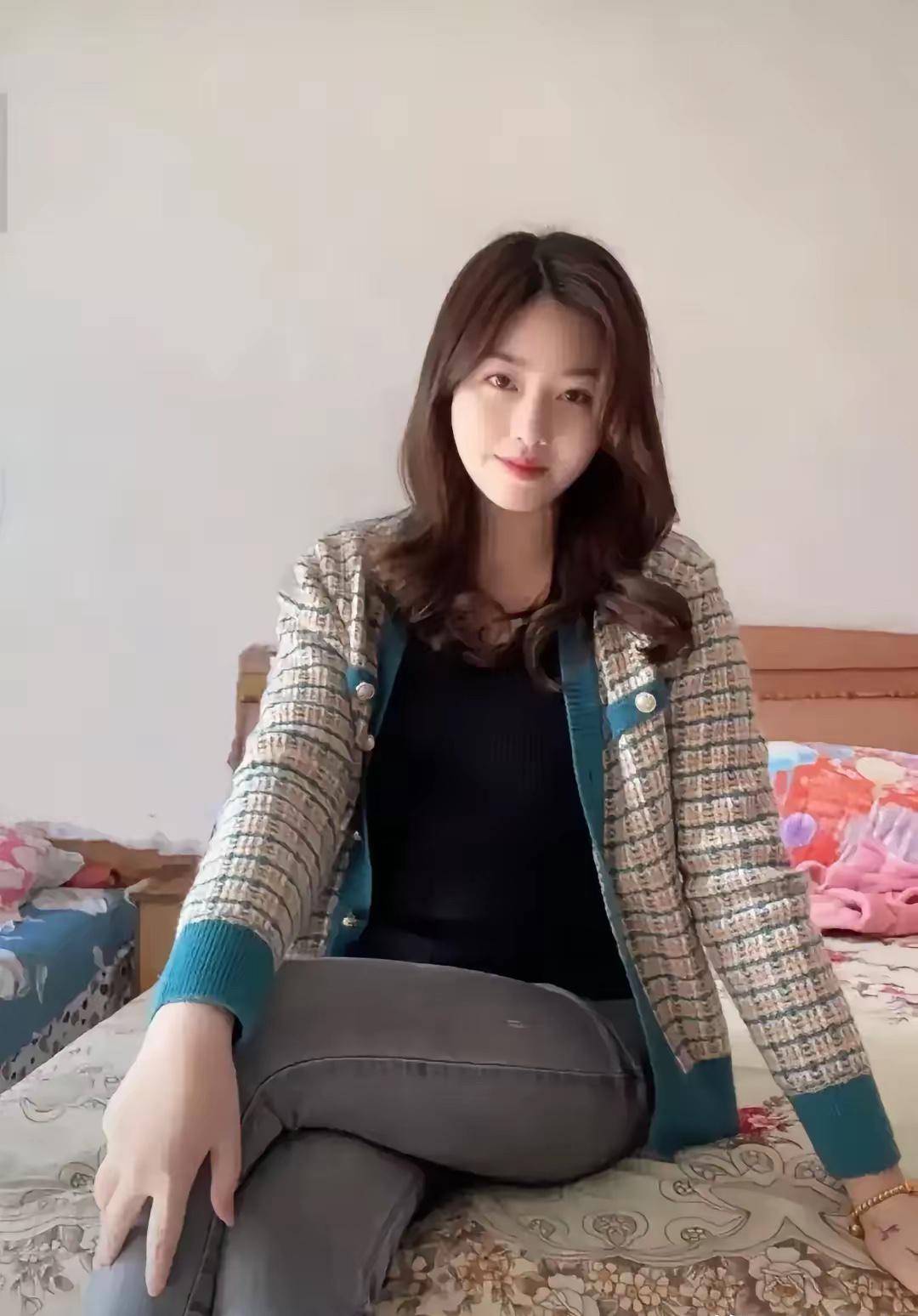 “秋日穿搭指南：温暖针织开衫+牛仔裤，轻松舒适”🍂👗👖