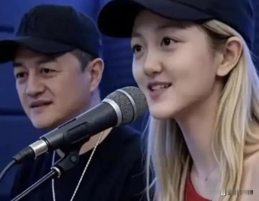 李亚鹏再婚，李嫣说“恋爱中的男人是盲目的。”父亲官宣离婚，她说：“爸你负责折腾，