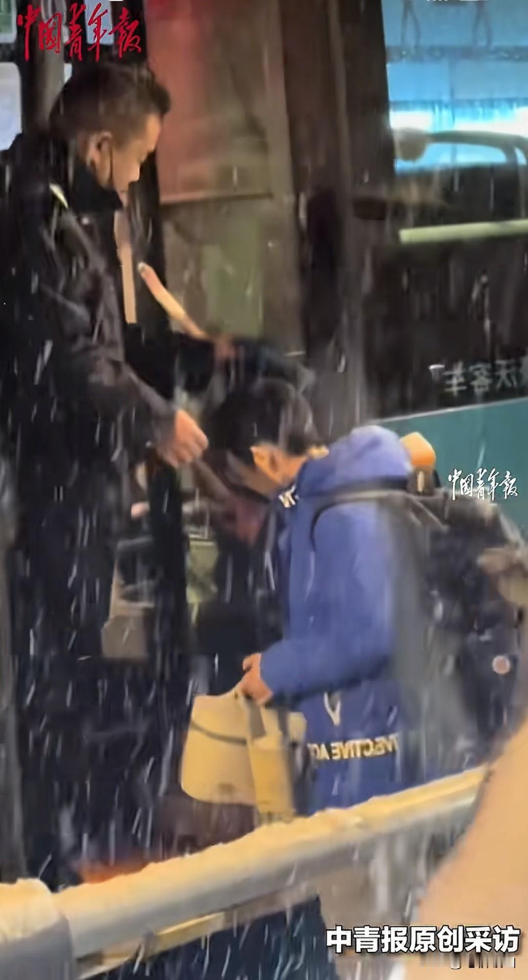 太暖心了！近日山东济南一场大雪突然而至，虽然寒冷但是发生在风雪中的一幕却让人觉得