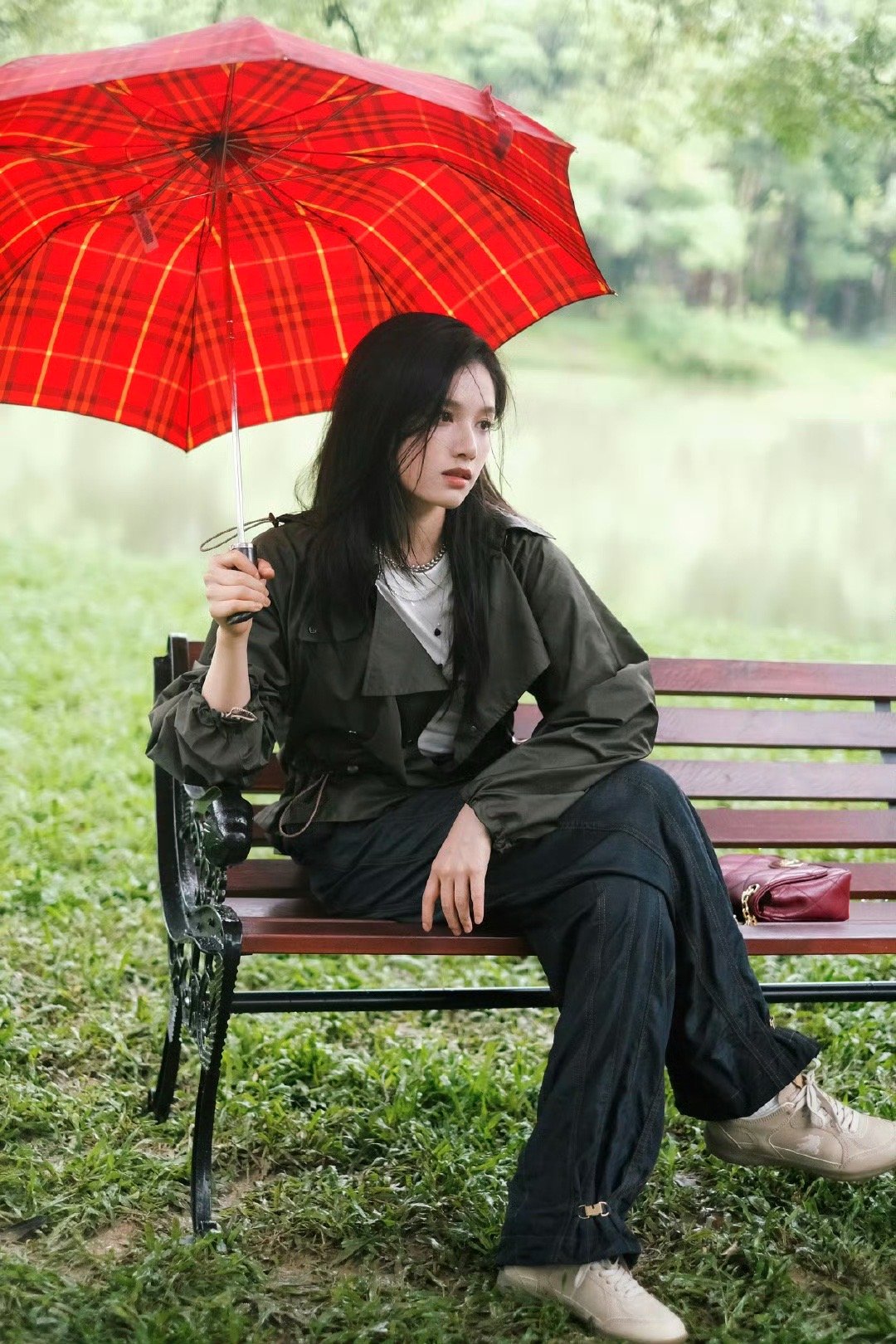 张婧仪撑红伞张婧仪夏日午后张婧仪夏日午后，撑红伞的婧仪好美[awsl