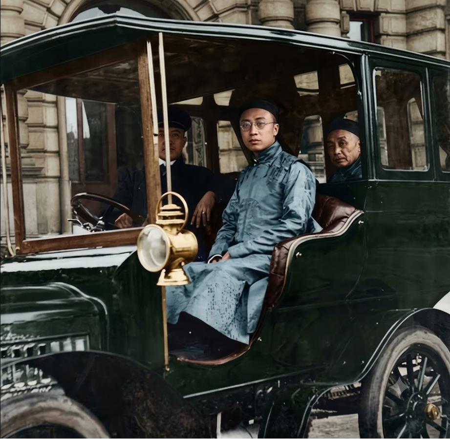 1904年，清末宗室重臣爱新觉罗·溥伦（伦贝子）正坐在一辆早期的西式豪华汽车里。