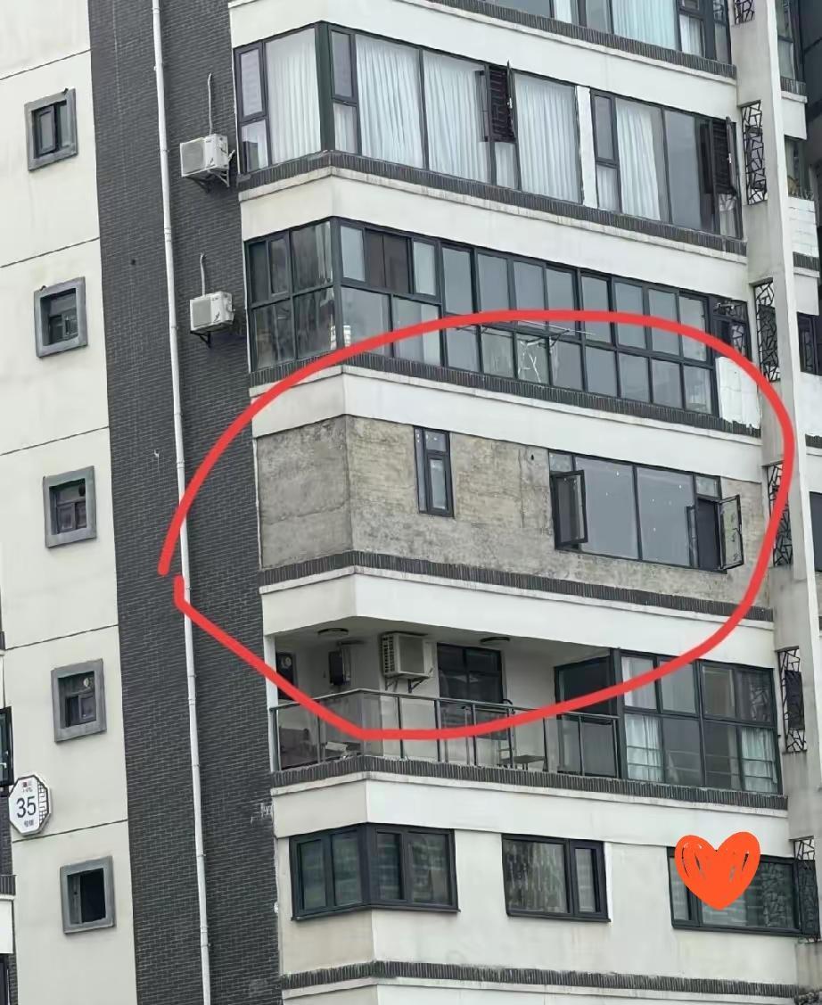 我做梦都想要的落地窗，结果他们全封了，也是个牛人!今天路过小区，远远就瞅着