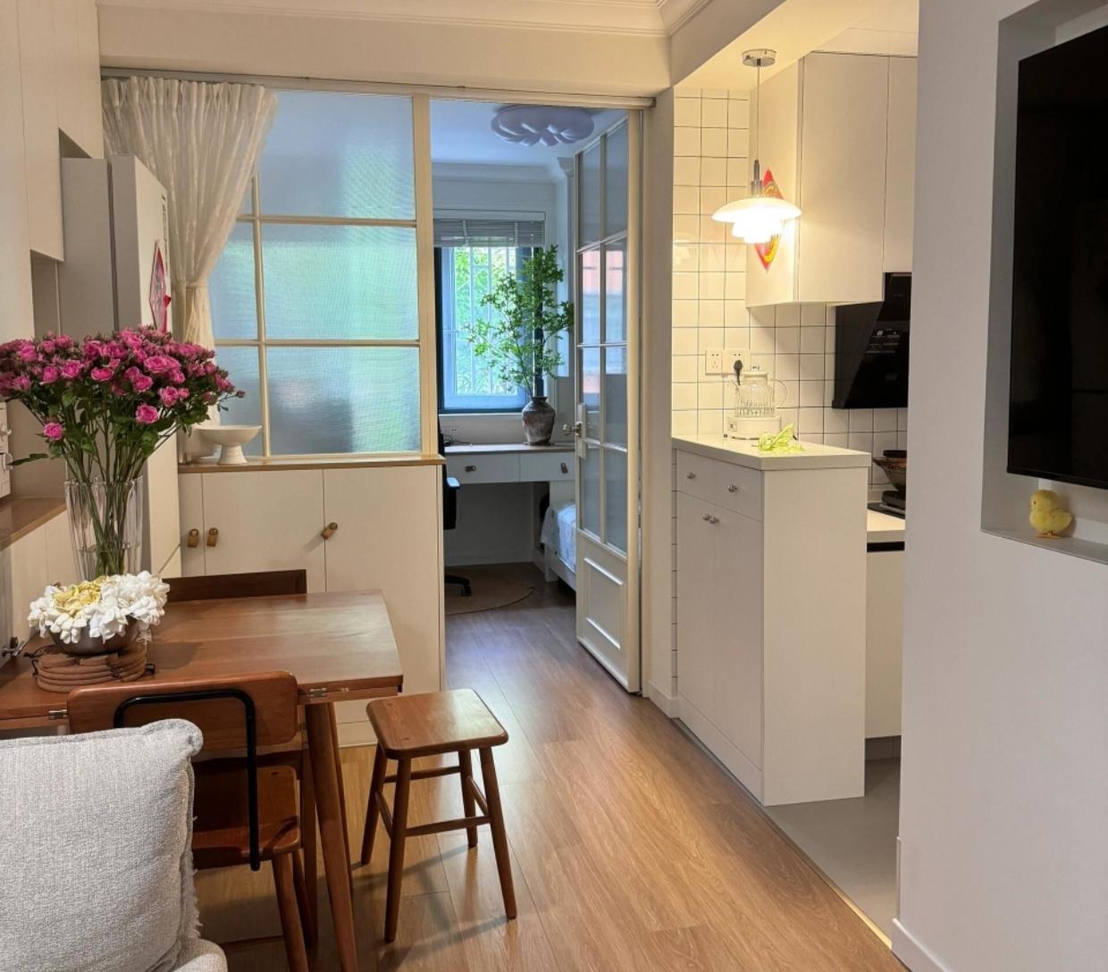 大哥有套房子要出租，中介领来个大爷，大哥听说对方72岁，直接拒绝了，说原则上不租