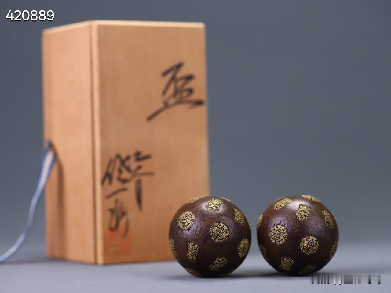 清代沉香嵌银鎏金团寿纹手球一对规格：5.1cm重:154.2克以整料老