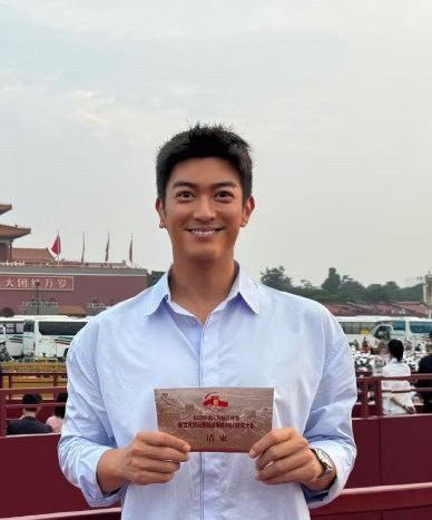 看到杜江一脸正气站在观礼台我才终于明白霍思燕为什么选他做老公了。大家都知道，这