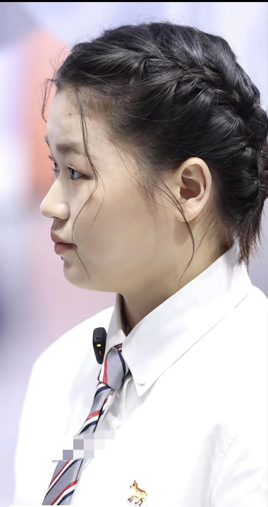 全红婵怼脸拍，额头有痘痘，吐舌头好傻，一个人的腰有两个礼仪小姐姐那么宽，太胖了!