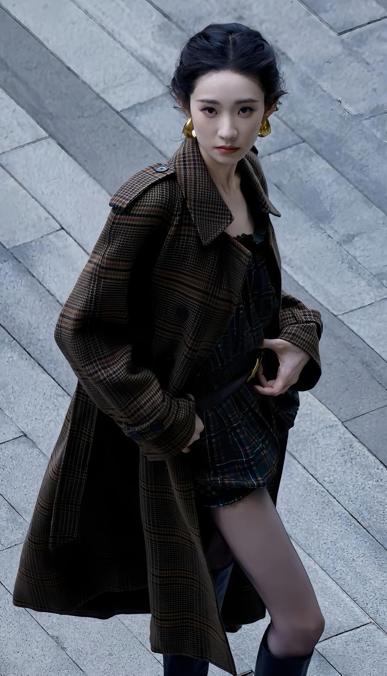 独特的摄影风格，偏暗的影像色调，凸显一种酷飒之风。少女风写真照张艺凡氛围感出片