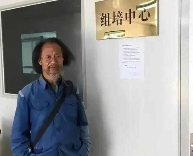 1998年，大学教授何家庆来到深山调研。由于过于饥饿，于是就向村民讨吃的。不料，