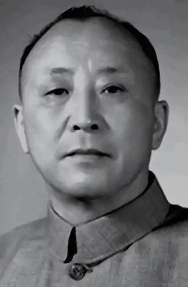 1949年除夕深夜，被蒋介石长期软禁的卫立煌，趁着看守特务松懈、忙着回家过年的空