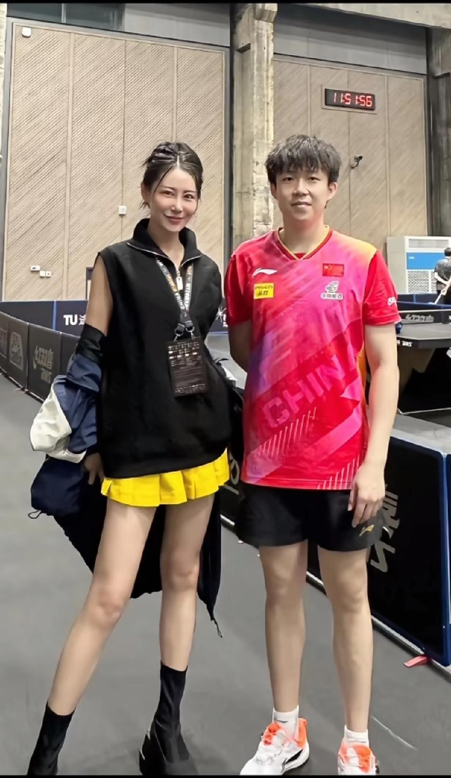 王楚钦这合照也太有梗了！刷到王楚钦和美女的同框，直接瞳孔地震💥大头明
