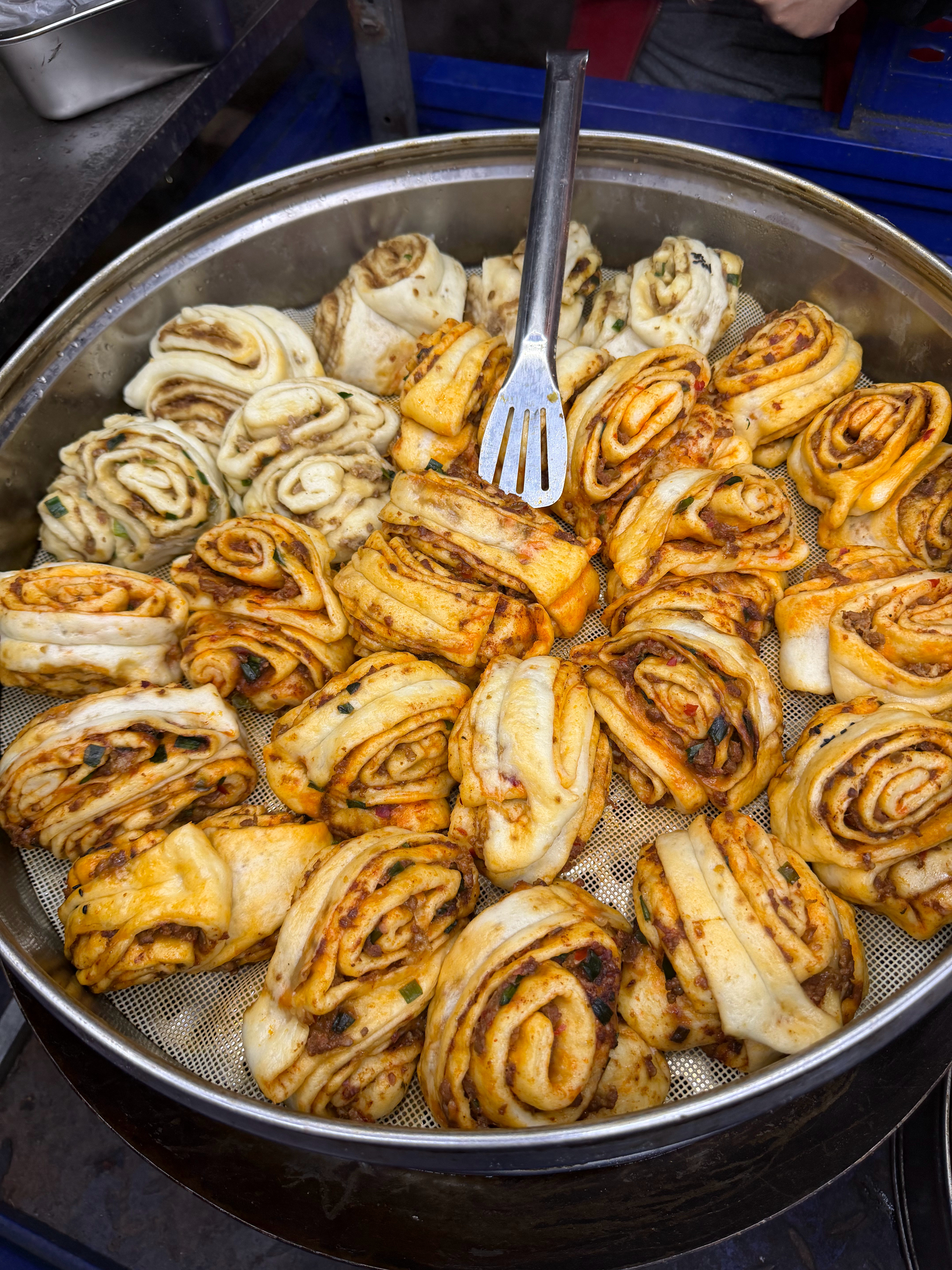 一直想问，咱们河南老乡，在外打工上班，吃饭的主食，是米饭还是馒头