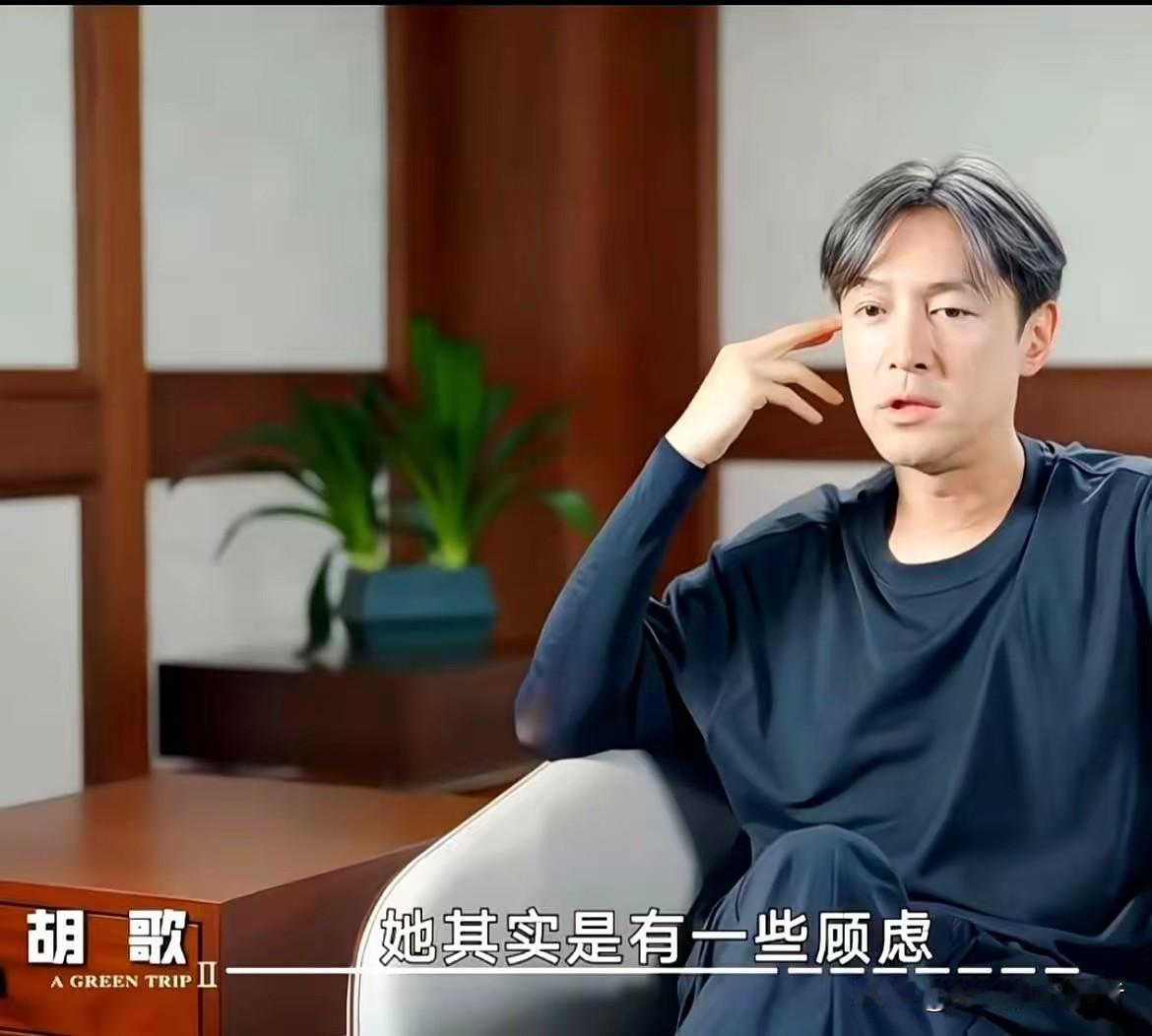 胡歌已经完全不适合做演员了，头发白了都不染，瘦到尖下巴都出来了，一点偶像包袱都没