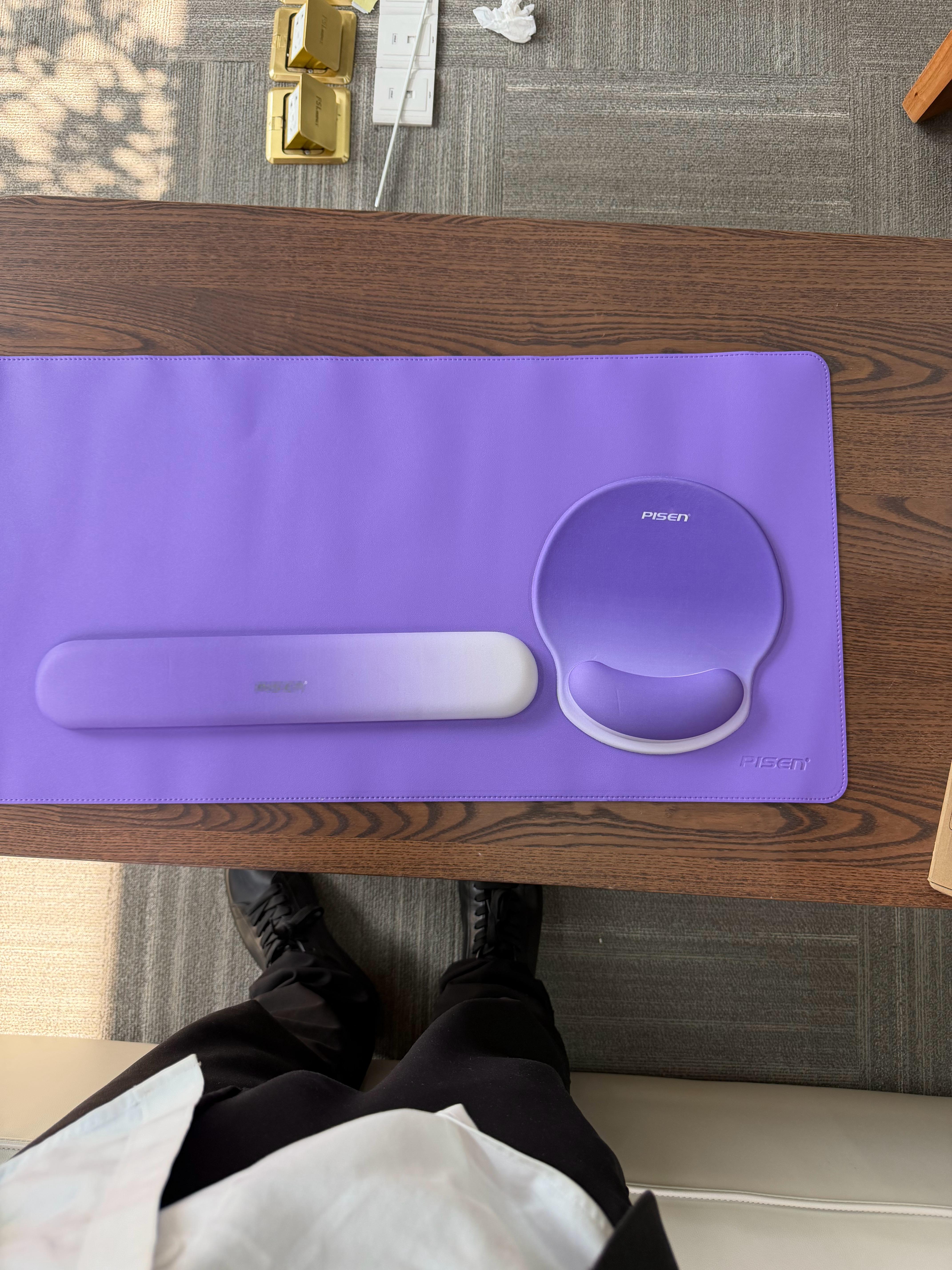 图1是远距离拍摄，是紫色的，当近距离拍照的时候，紫色变成了蓝色