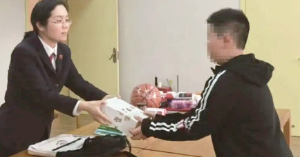吃相太难看了！贵州，10岁小男孩失去父母成了孤儿，父亲留下17万元的遗产，不料男