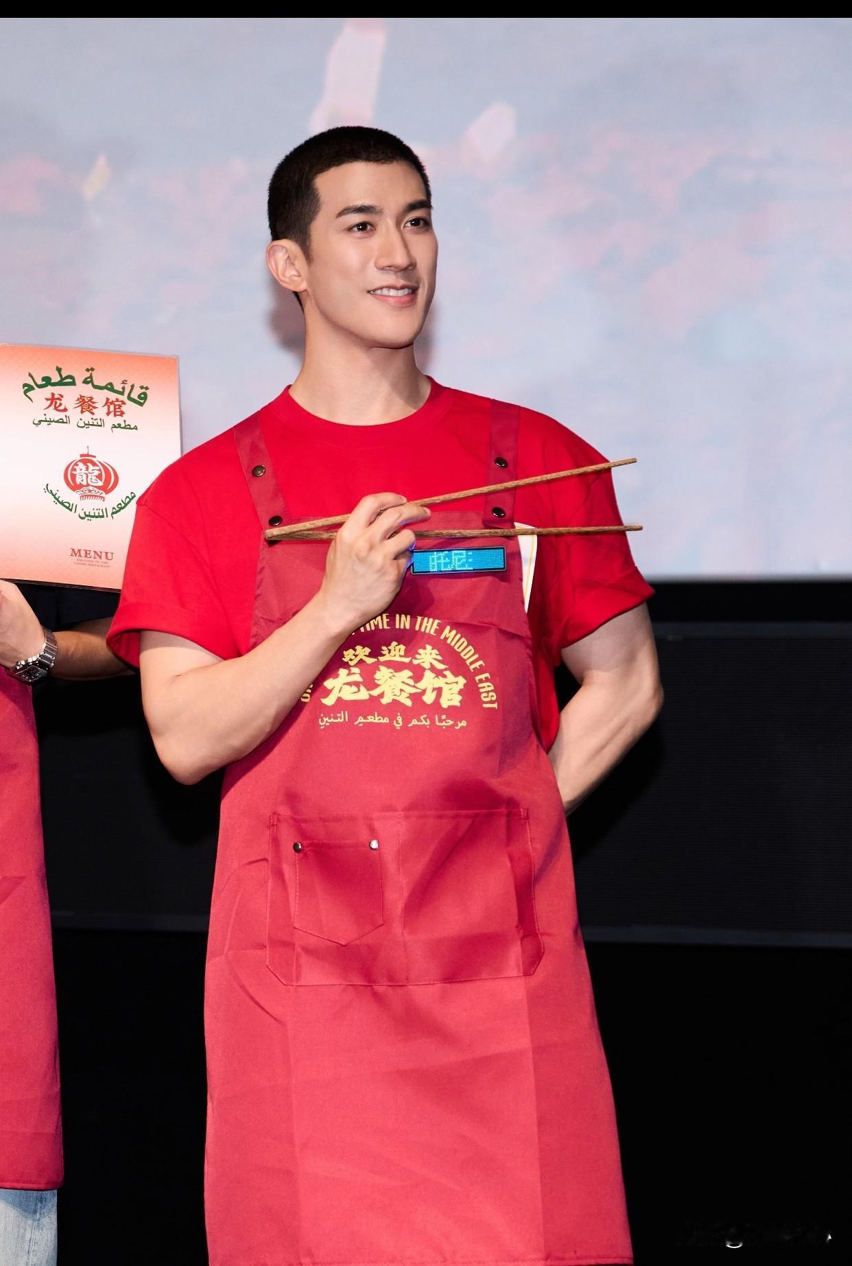 什么部位暴露了李治廷的身高？如果只看脖子以上的东西，他就说一米九也没人敢怀疑，不
