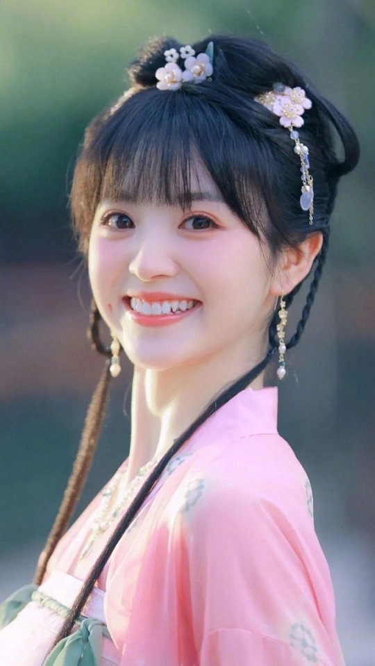 田曦薇白茶甜妹妆容田曦薇这款白茶甜妹妆容真的太心动了！整体干净清透、淡雅柔和，自