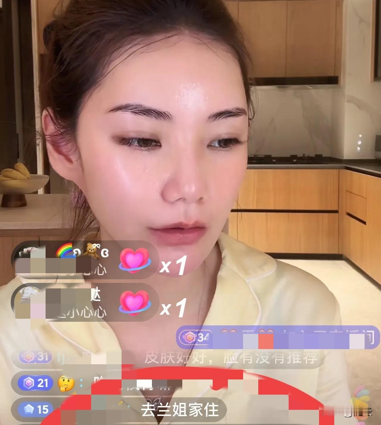 马筱梅今晚一个人直播，她说自己还没有吃饭，点的外卖还没有到，实在是太饿了，就先吃