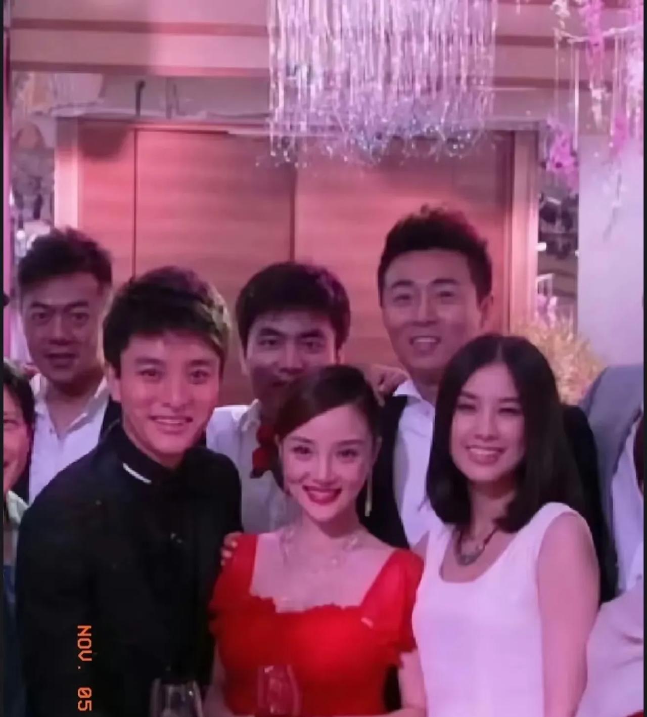 黄圣依在节目默认了初恋是贾乃亮？两人是北电表演班的同班同学。贾乃亮曾说上大学时