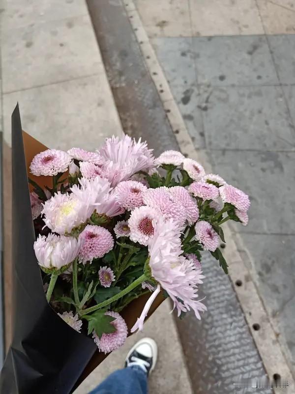 钱，是看清人性的照妖镜。人富时，去别人家吃饭，是赏脸。人穷时，就变