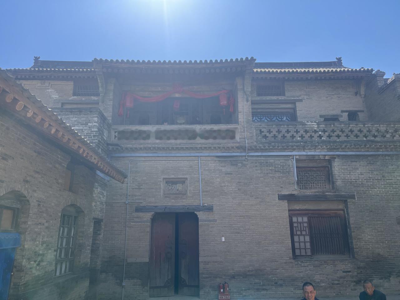清代绣楼，为女子居住的独立阁楼，上面共有两间闺房，是古代大户人家未出阁的女儿居住