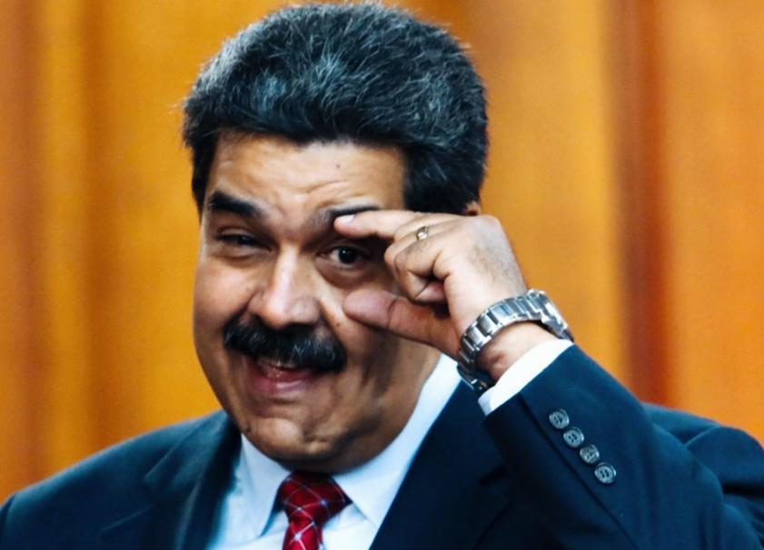 马杜罗的表情和姿势是什么意思呢？马杜罗用手把眼皮给撑开，这是在表达什么意思呢？