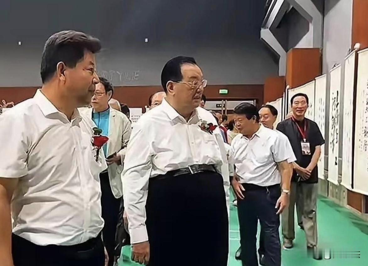 裤子是定制的，最大码也不能这样穿的！