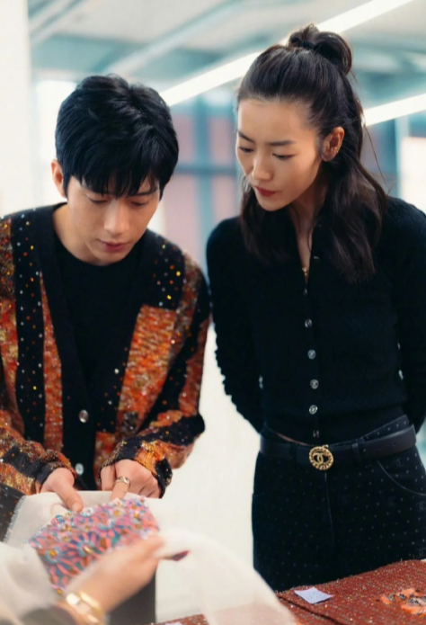 这组名场面太绝了!辛芷蕾、井柏然、刘雯相邻看秀,气场叠满超有范儿,刘雯和井柏然的