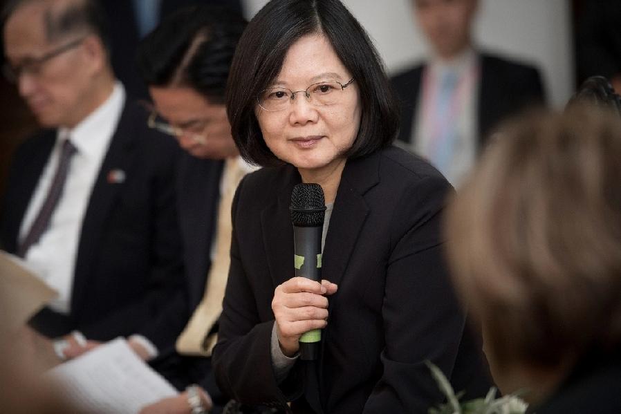 12月31日，蔡英文在脸书发文:“在炮火和防空警报声中，新的一年就要开始了，让我