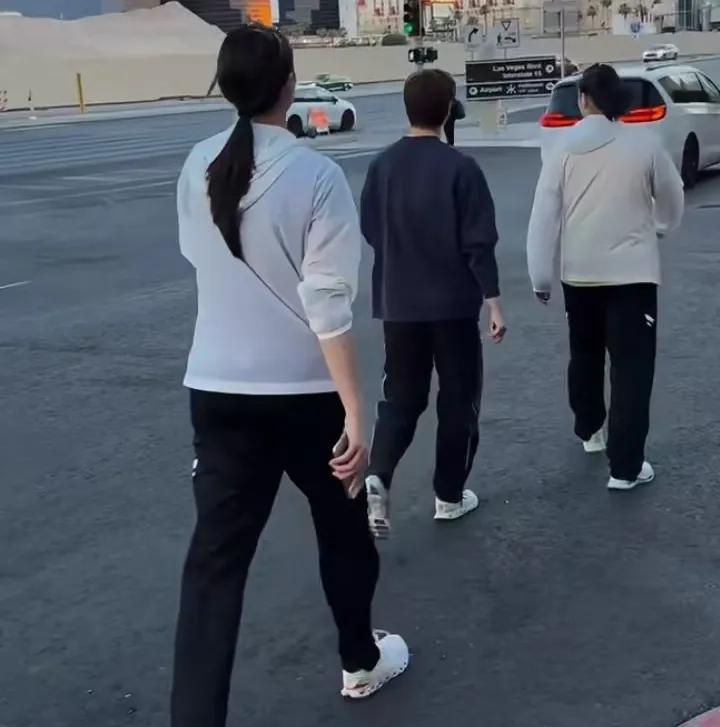哥们玩的好开心呀，头哥是立马把衣服换了，还顺便冲了个澡吧。国乒是分了好几支小分