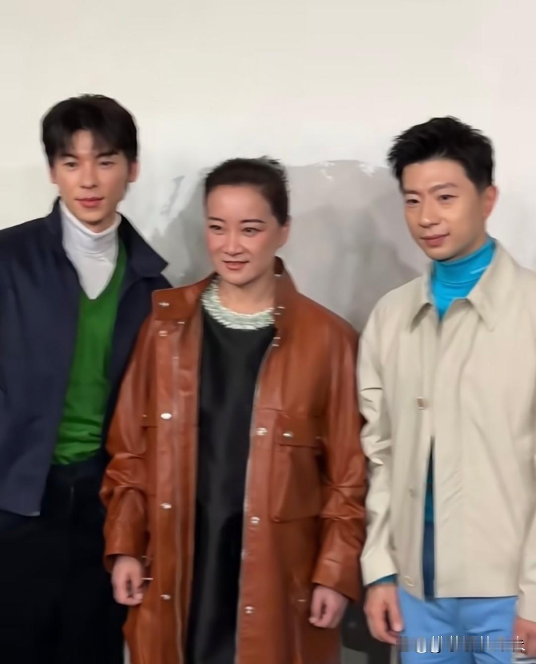 贾玲和许光汉还有马龙合照，这才是正常人，各有各的模样。贾玲没有皮肤松懈，看来下