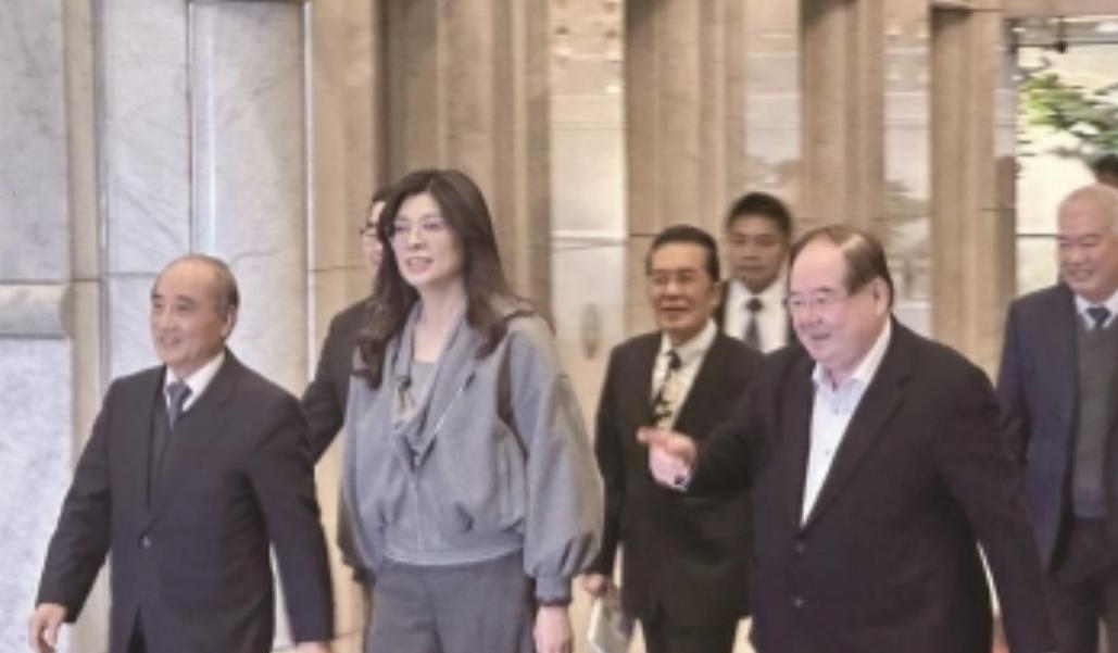 台湾政坛彻底炸锅！谁也没料到，民调被踩进4%谷底、被绿营全网嘲讽的“垫底王”郑丽