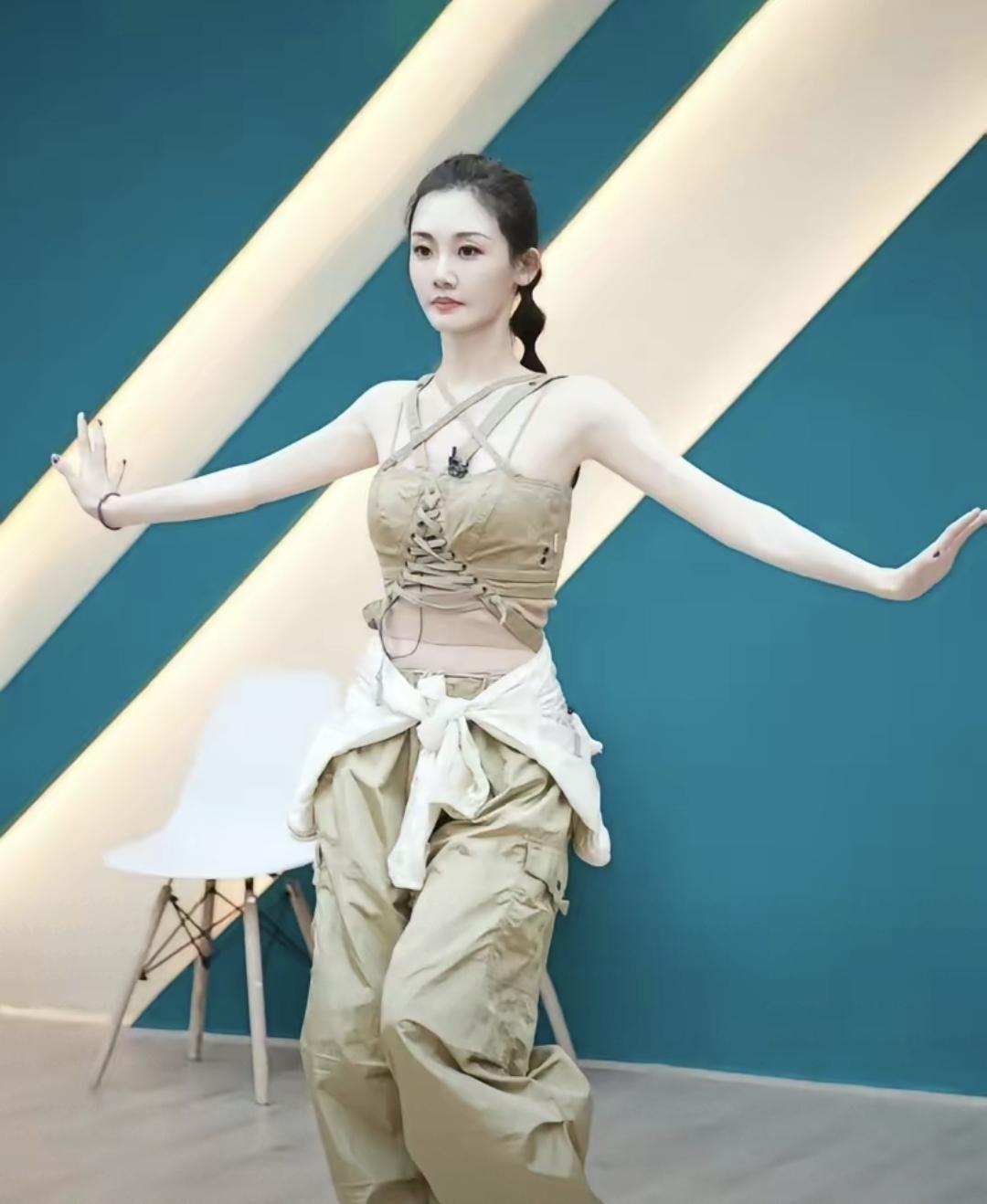 最近老刷到“苗苗50万月子”这事儿，也没人说真不真，但上海最贵的月子中心标价42