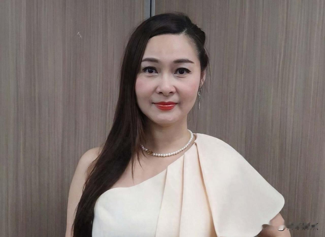 48岁港星宣布复出！曾净身出户离婚，只收前夫1元赡养费背后真相曝光谁会想到，