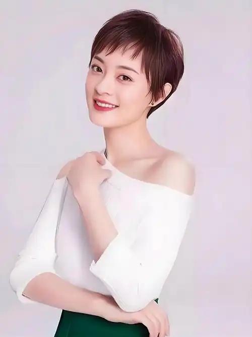 演员孙俪说：“我特别崇拜蔡少芬，觉得她太了不起了。当年她说怀孕了的时候，已经三个