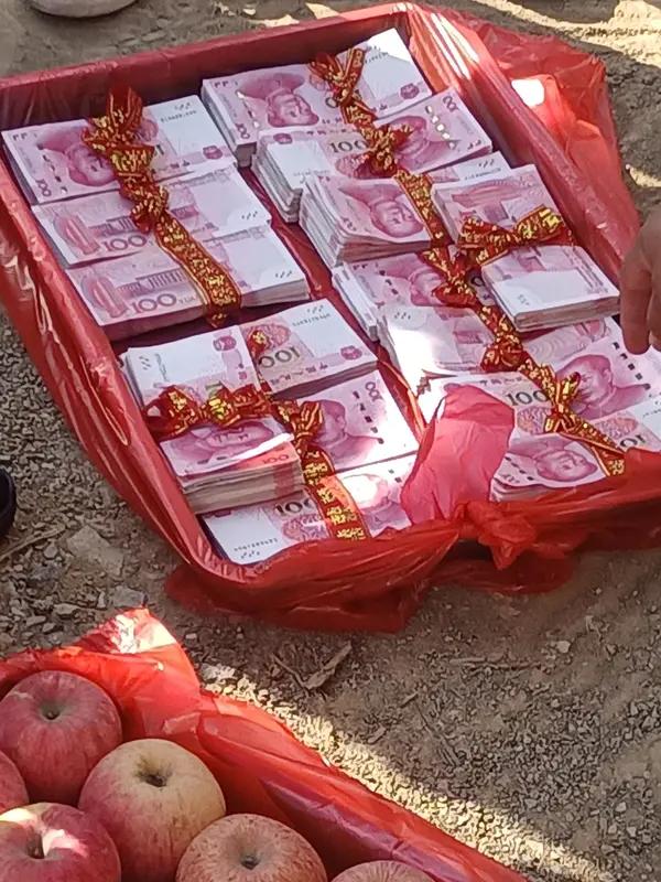 闺女结婚要100万彩礼多不多，这事儿得分情况看。就说有个武汉姑娘，家里资产超千万