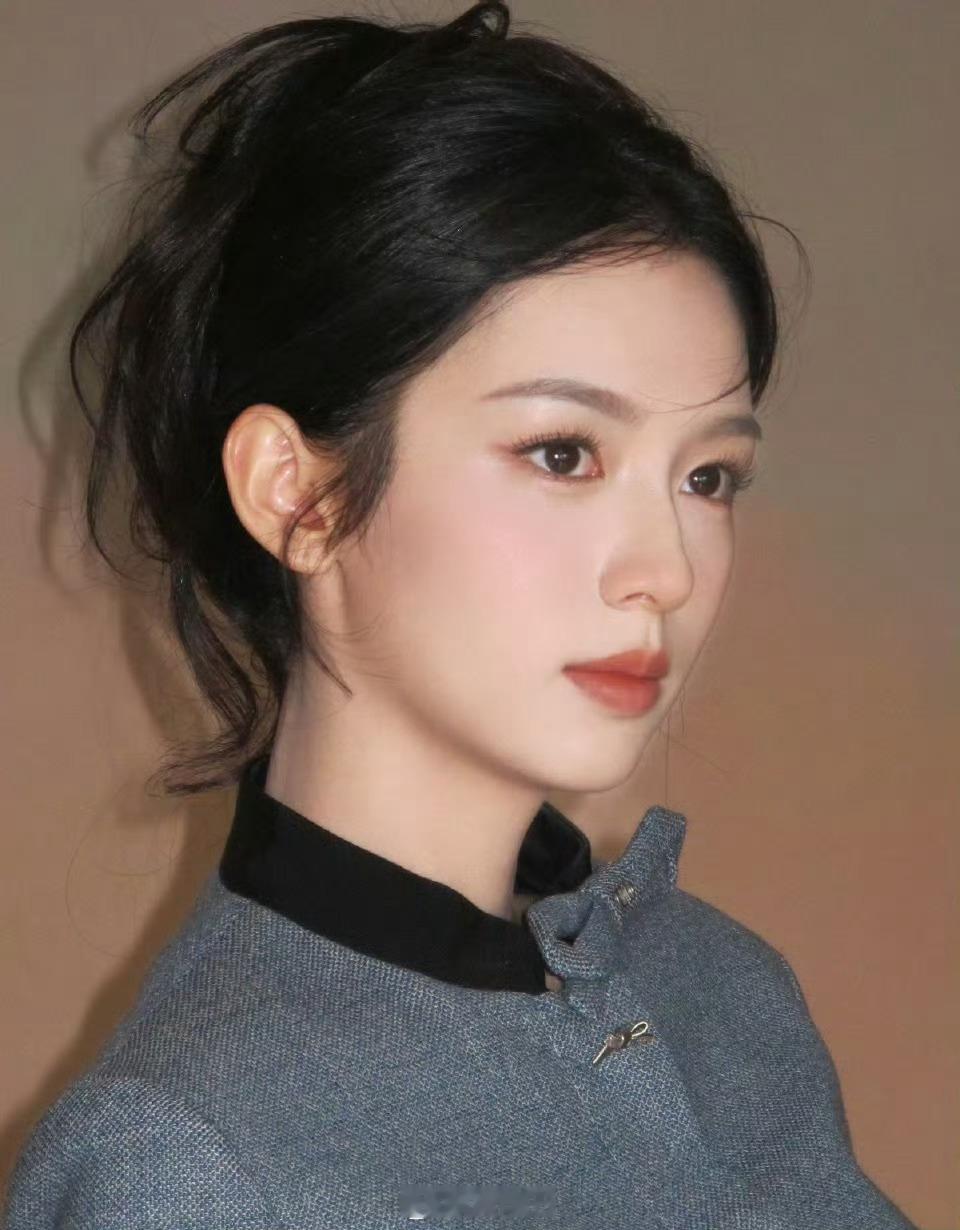 好精致的周也也