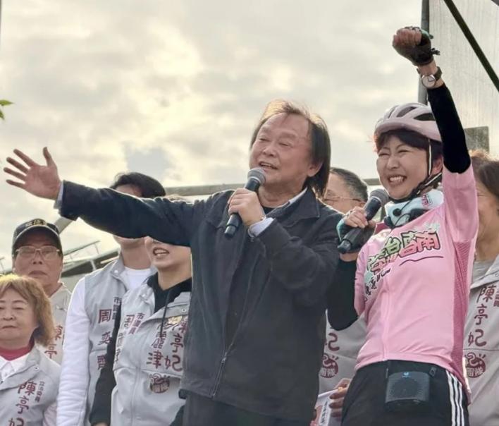 民进党立委王世坚还真是不怕得罪赖清德，他竟然跑到台南市去帮助陈亭妃站台，要知道台